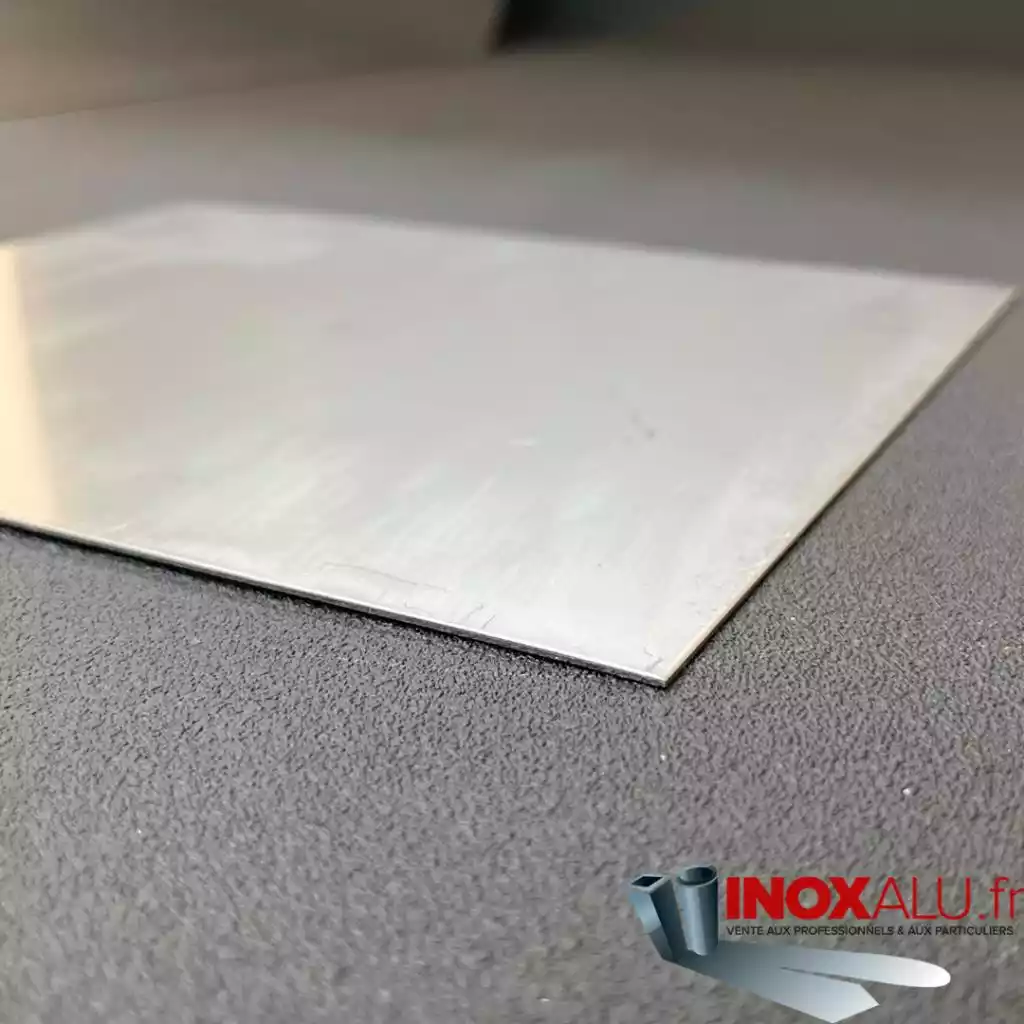 Tôle inox glacée 304L : un matériau polyvalent pour la cuisine, l’agencement et la protection