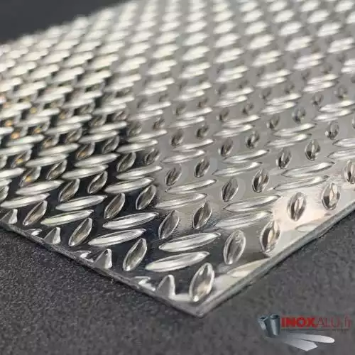 Tôle Perforée Acier 1.5mm - 1000x500mm - Noir RAL 9005 - Magnétique